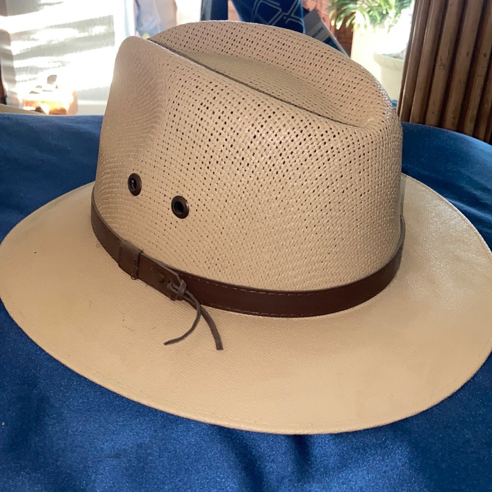 Man's explorer hat.